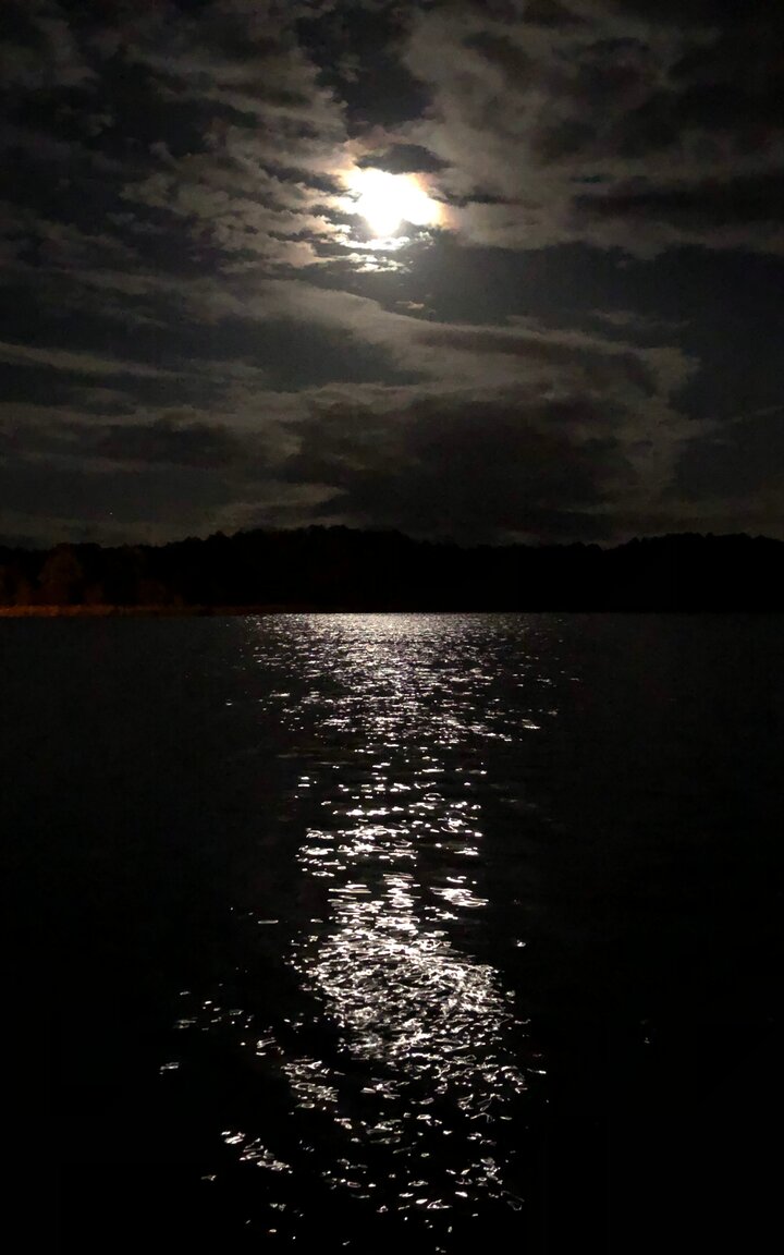 Mond auf dem Wasser